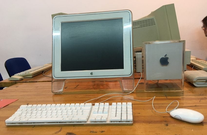 Жаль, что владелец не взял с собой недавно приобретенный Next Cube или Macintosh двадцатой годовщины, это сильно обогатило бы выставку, тем более что это очень редкие экспонаты
